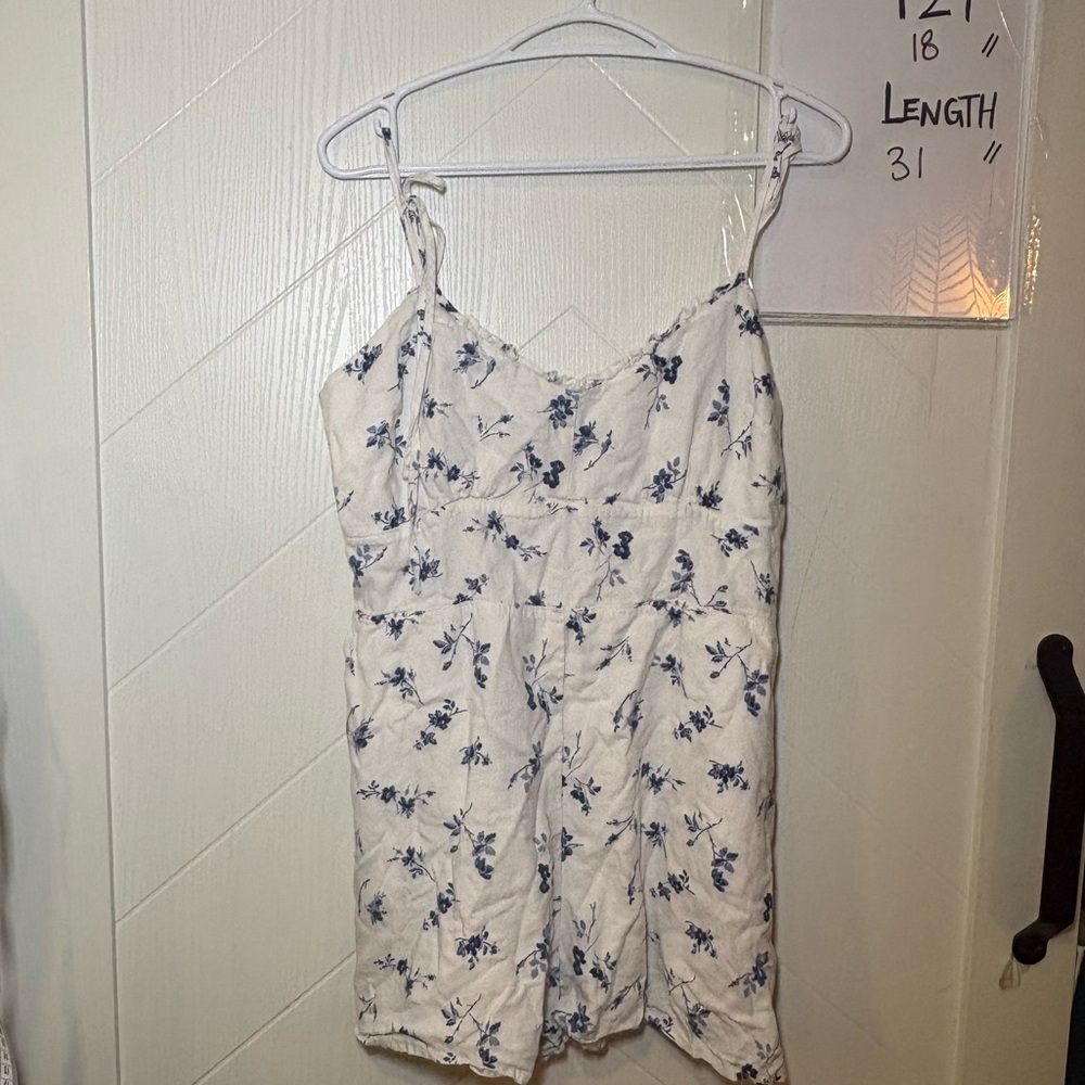 Abercrombie & Fitch Blue White Floral Romper Smocked Back Tie Strap‎ Pockets L